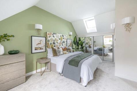 King-size bedroom with space for fitted wardrobes