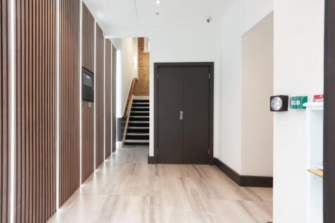 4750 Margaret Street  Entrance Hall 01.jpg
