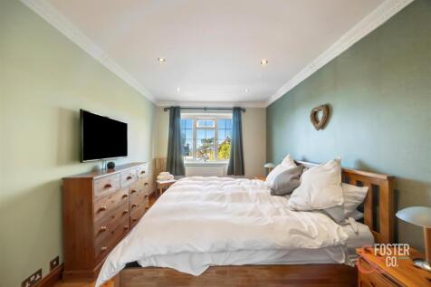 Whitethorn Drive 9 Views-001.jpg