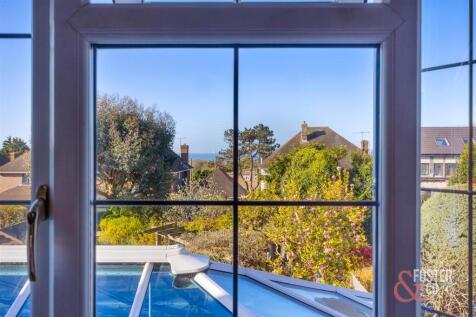 Whitethorn Drive 9 Views-004.jpg