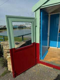 Beach hut pic windbreak 1.jpg