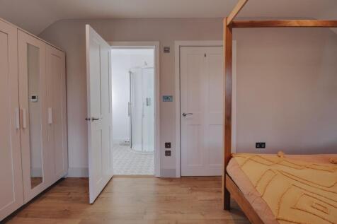 Bedroom 2 en-suite access