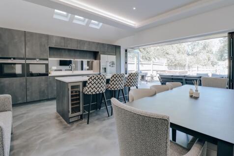 Open-plan kitchen/diner