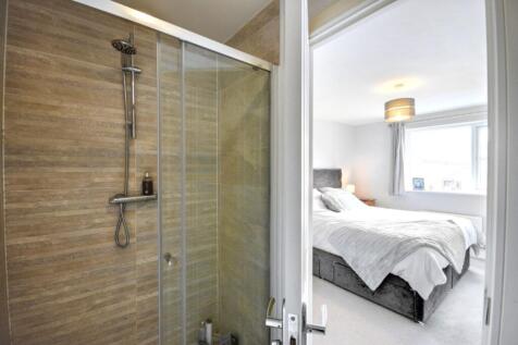 En-suite (Bedroom 1)