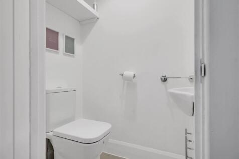 Bed 3 Cloakroom