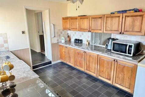 Kitchen 2.jpg