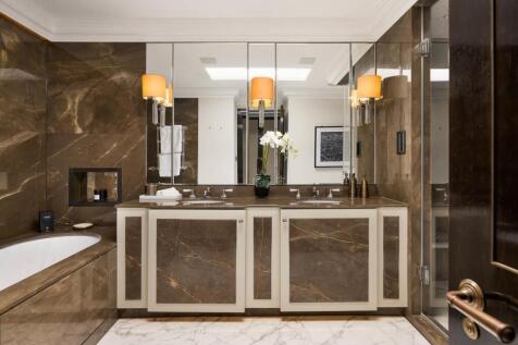 Principal bathroom