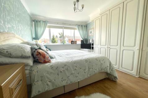 16 Bedroom 1 (Super King).jpeg