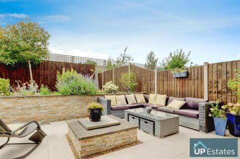 SEATING AREA &#43; FIRE PITT