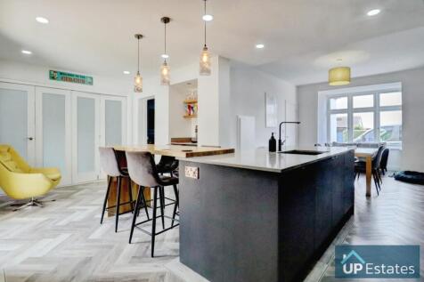 KITCHEN/LIVING/DINER