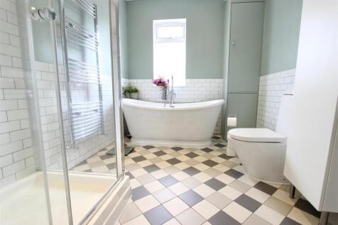 18. Bathroom.jpg