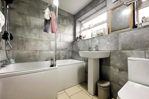 Bathroom I.jpg