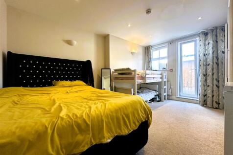 Bedroom 1.jpg