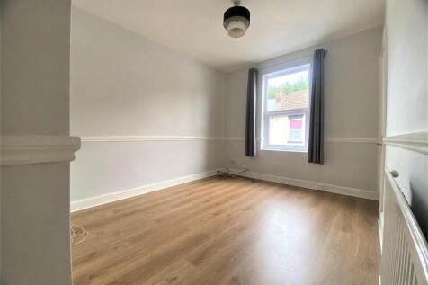 Bedroom 1.jpg