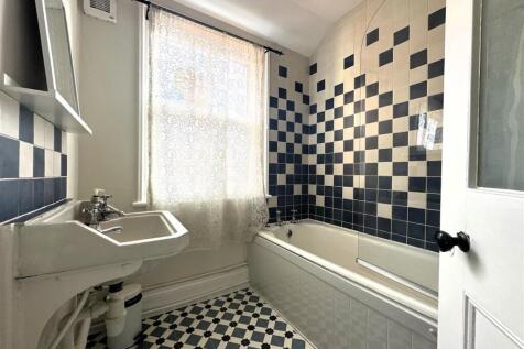 Bathroom 1.jpg