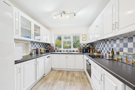 CAM01354G0-PR0611-STILL014