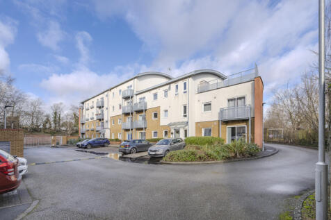 2 Bedroom Apartment - Close to Three Bridges Stat