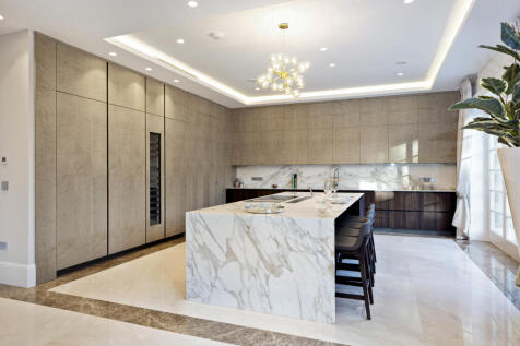 Spacious 8-Bedroom, 9-Bathroom Mansion in the Pre