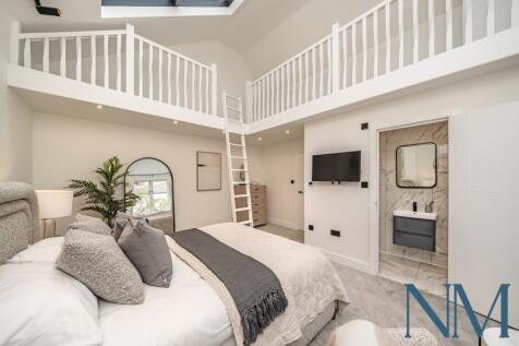 A Light Filled Gem in Kensington - Modern Two Bed
