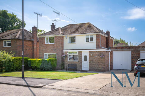 3 Bedroom Detached House - Three Bridges