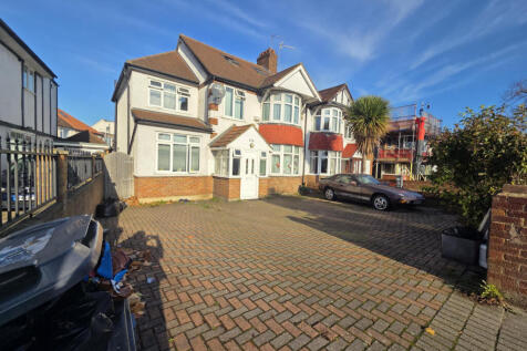 7 bed semi-detached house for sale Great West Roa