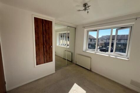 Front bedroom 3.jpg