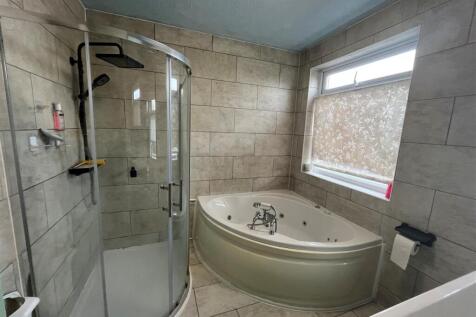 Bathroom 3.jpg