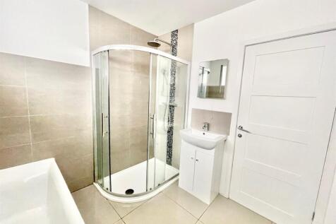 Bathroom (2).jpg