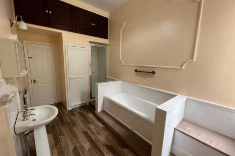 Bathroom (2).jpg
