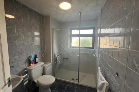 Bathroom 1.jpg