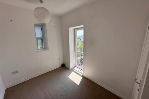 Bedroom 1.jpg