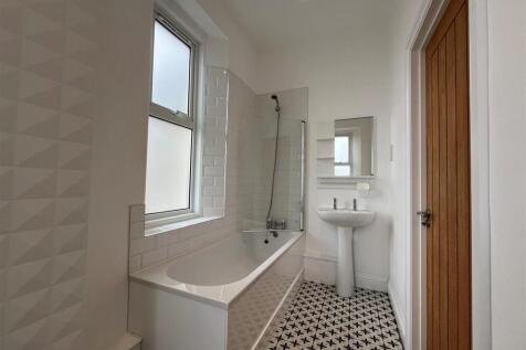 Bathroom 1.jpg
