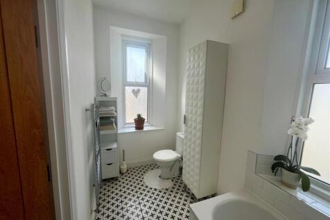 Bathroom 1.jpg