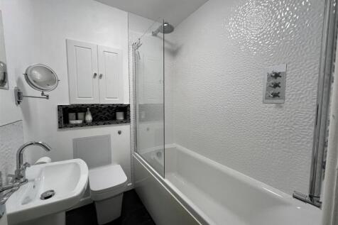 Bathroom 2.jpg