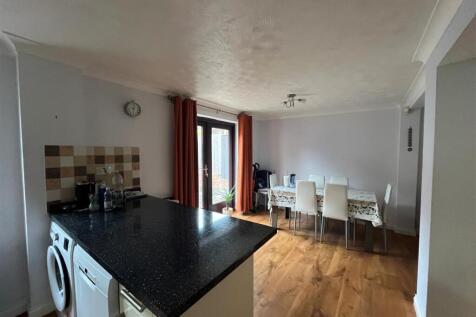 Kitchen 2.jpg