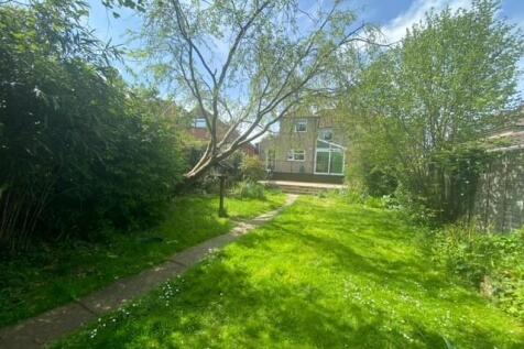 Rear garden 2.jpg