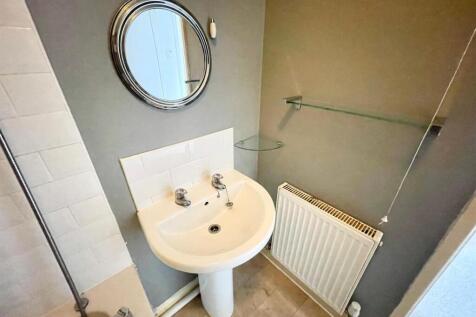 Bathroom (2).jpg