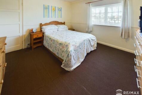 Bedroom 1.jpg