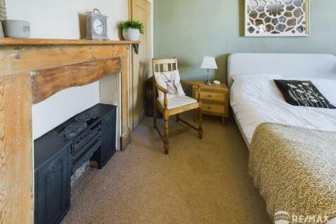 Bedroom 1 (2).jpg