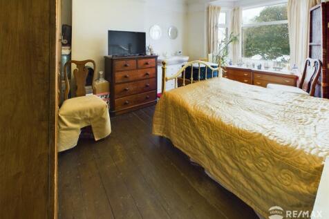 Bedroom 1.jpg
