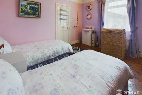 Bedroom 2 (2).jpg