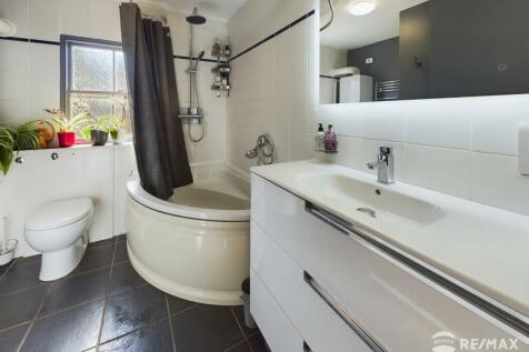 Bathroom 3.jpg
