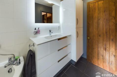 Bathroom 1.jpg