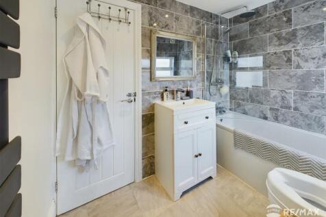 Bathroom (2).jpg