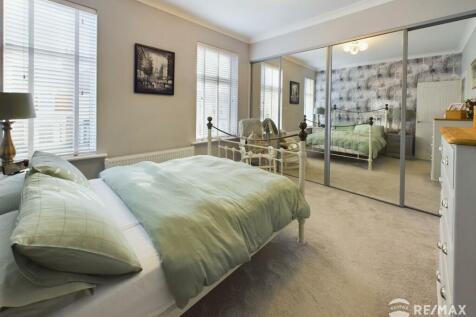 Bedroom 1.jpg