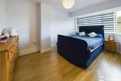 Bedroom 2 (2).jpg