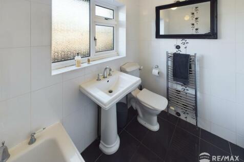 Bathroom (2).jpg