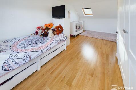 Bedroom 1 (2).jpg