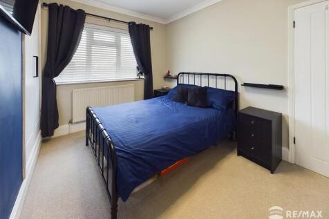 Bedroom 1 (3).jpg