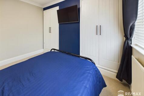 Bedroom 1 (2).jpg